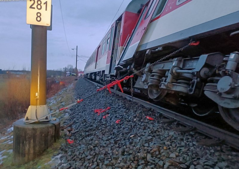 Sudarili se vlak i kamion u Češkoj, strojovođa poginuo
