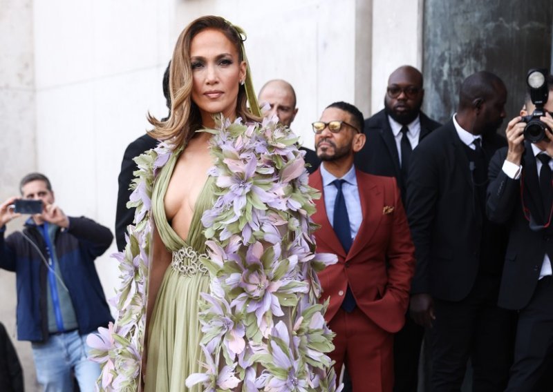Jennifer Lopez priziva proljeće s dekolteom do pupka i okićena cvijećem