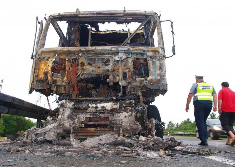 Na autocesti se zapalio slovenski kamion