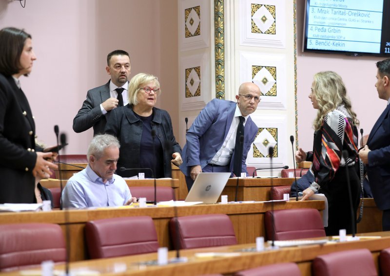 Oporba nije iznenađena upadom policije u Ministarstvo kulture: 'Brane neobranjivo'