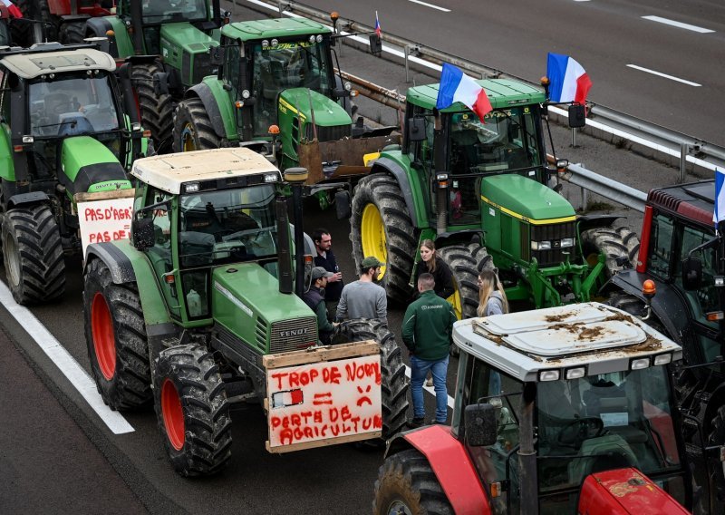 Francuski poljoprivrednici blokiraju prometnice i prijete približavanjem Parizu