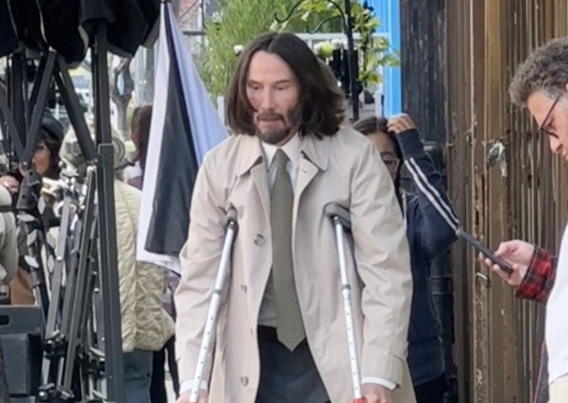 Keanu Reeves na štakama: Snimljen je sa zavojem oko koljena