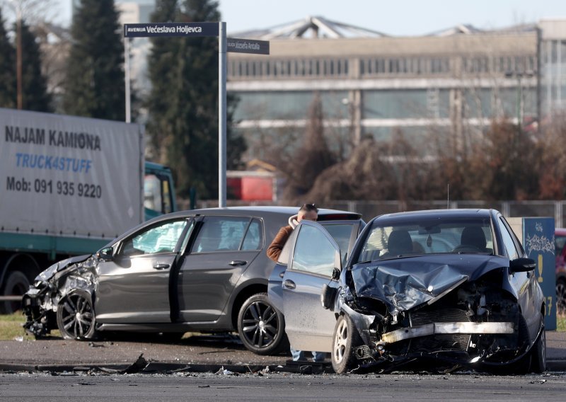 Krši i lom kod jezera Bundek: Sudar dvaju automobila