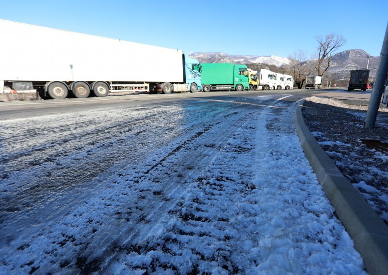 Oprez u prometu: Kolnici vlažni, ima poledice, a ponegdje i magle