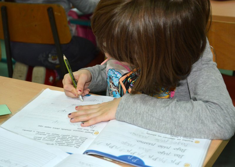 Učenici bolje uče kada pišu rukom nego tipkajući