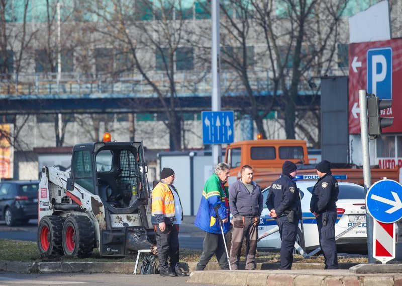 Krš i lom u Zagrebu: Sudarili se automobili na križanju, stradao i semafor