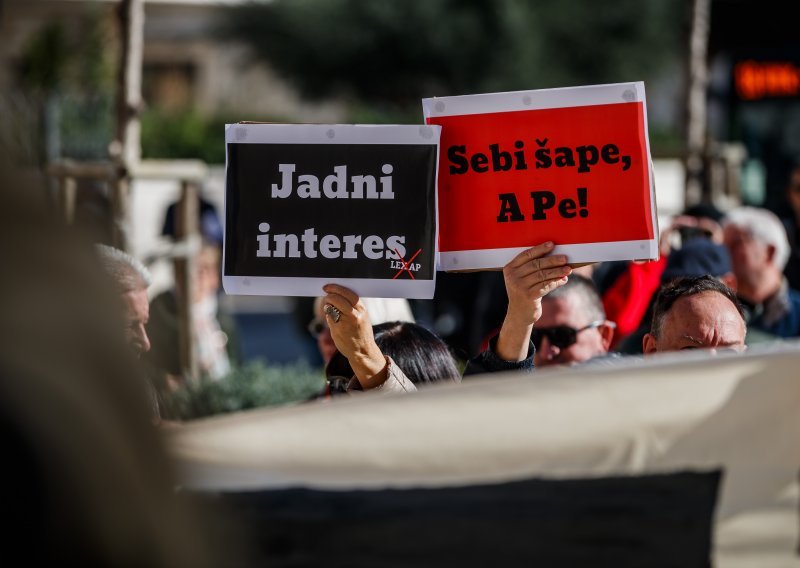 Novinarima se priključili građani u prosvjedu protiv 'lex AP': Tražimo povlačenje članka o curenju informacija