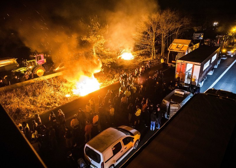 Ogorčeni poljoprivrednici blokirali promet na belgijsko-nizozemskoj granici