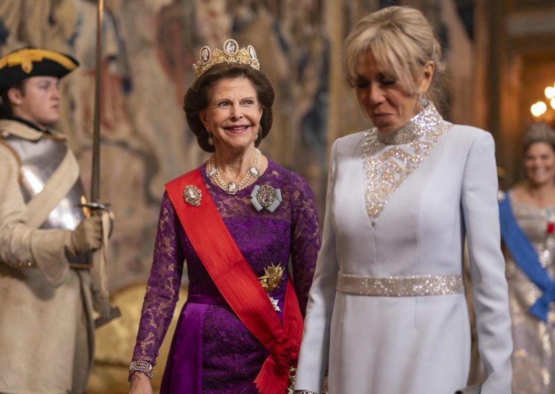 Modni dvoboj: Brigitte Macron u elegantnoj dugoj haljini zasjenila i kraljicu
