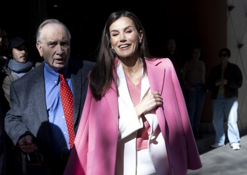 Kraljica Letizia priziva proljeće: Bijelo odijelo i ružičasti kaput za stajling bez greške