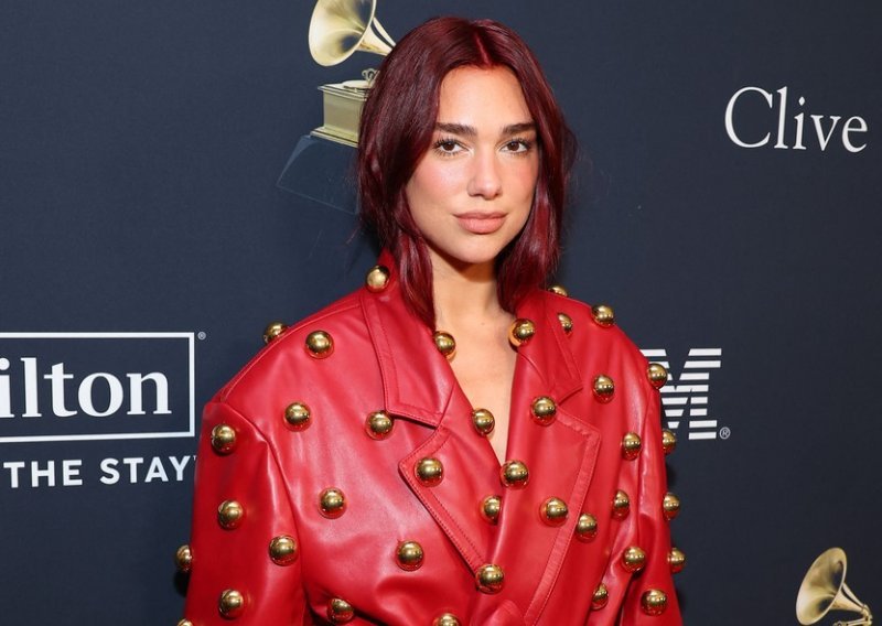 To se zove wow efekt: Dua Lipa zablistala u kaputu koji nije za svakoga