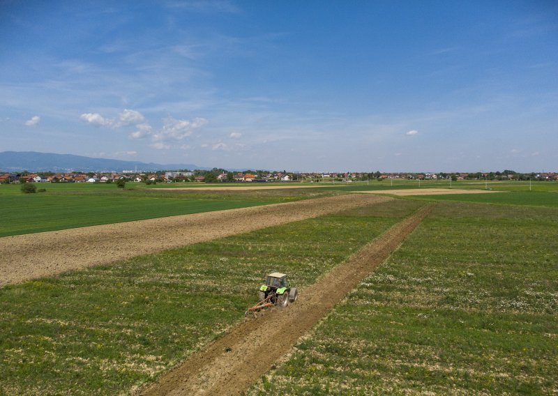 Tragedija kod Garešnice, prevrnuo se traktor i zdrobio vozača