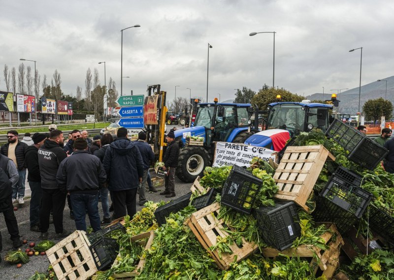 Val nezadovoljstva europskih seljaka: Konvoji traktora krenuli prema Rimu