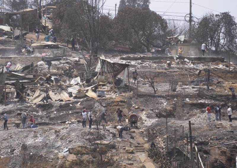 Nezaustavljiva buktinja u Čileu progutala 122 života, vatrogasci izvlače tijela iz ruševina