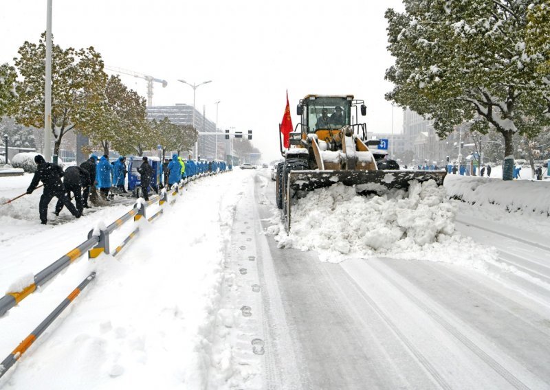 Kaos uoči kineske Nove godine: Zbog snijega ljudi zarobljeni u automobilima i vlakovima