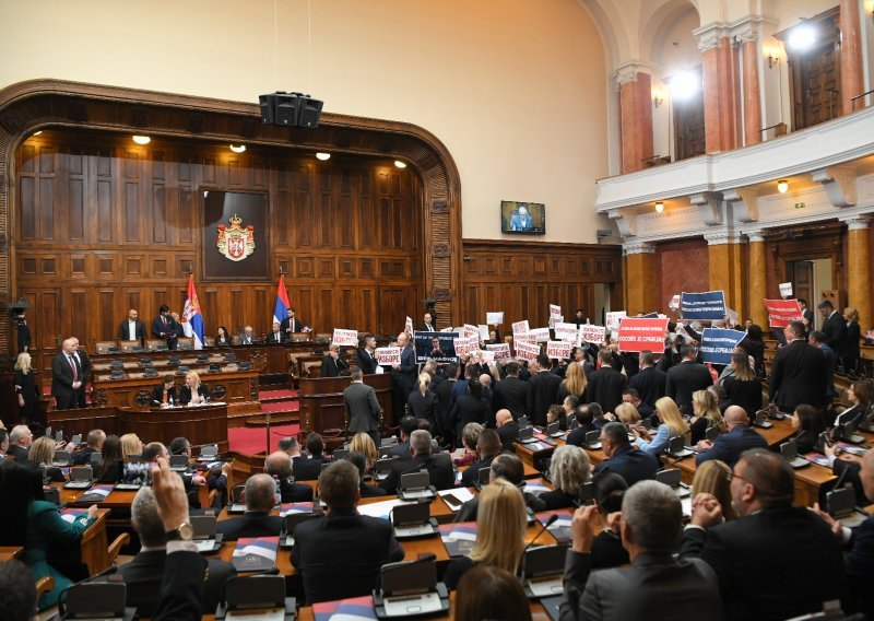 Kaos u Skupštini Srbije: Oporba mahala Vučićevim slikama s natpisom 'Šef mafije'