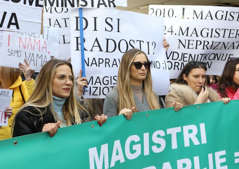 Fizioterapeuti s natpisom 'Di si, radosti' prosvjeduju ispred Beroševa ministarstva