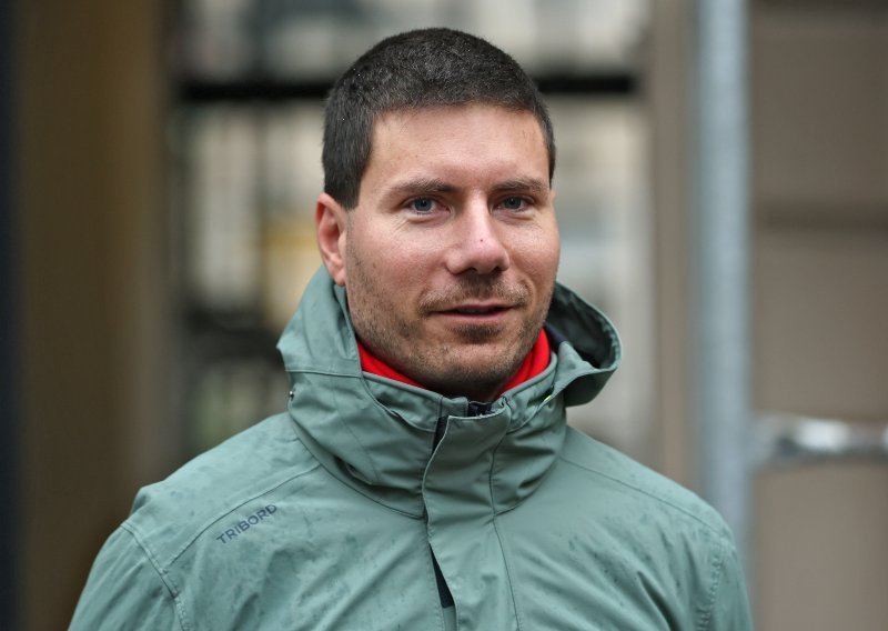 Ivan Pernar nastavio turneju školama u Šibeniku, policija ga privela