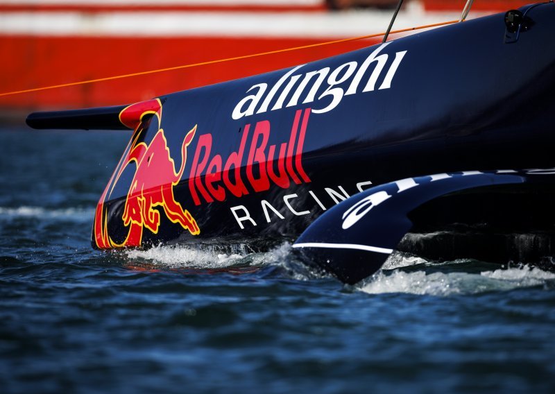 Alinghi Red Bull Racing ekipa iz Švicarske vraća se u America's Cup nakon petnaest godina