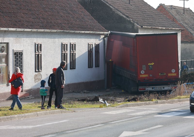 Kamionom uletio u kuću u Mirkovcima, policija objavila detalje