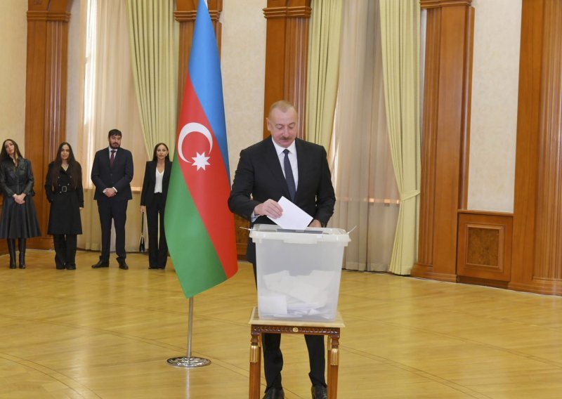 Azerbajdžanski čelnik Alijev pobijedio na predsjedničkim izborima, promatrači: Glasovanje nije legitimno