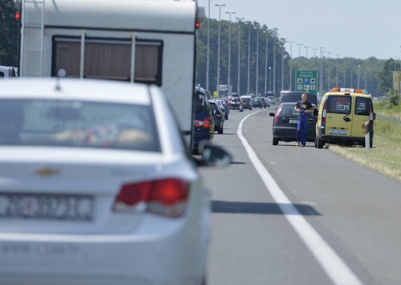 Vozilo u kvaru na autocesti A1 ograničava brzinu prometa