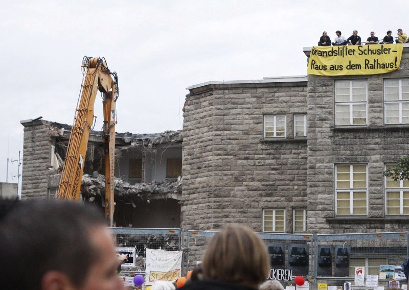 Demonstracije protiv modernog podzemnog kolodvora