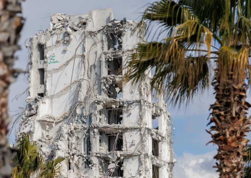 Hotel Marjan polako nestaje pod naletom teških strojeva