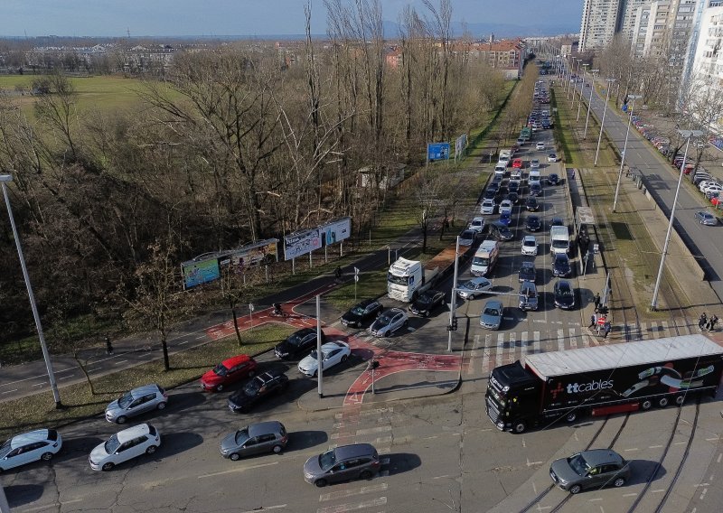 Pogledajte kako izgleda gužva oko Jadranskog mosta iz zraka