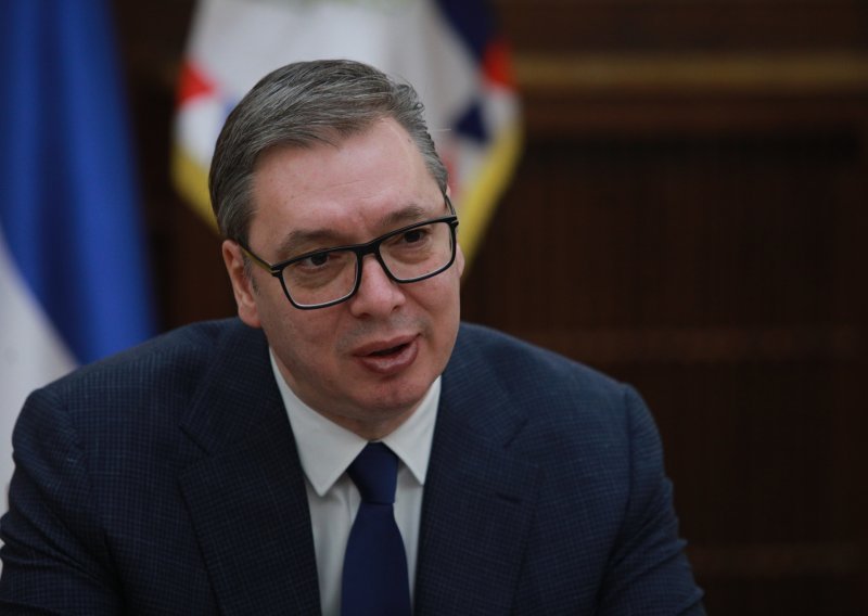 Vučić šalje Milanoviću glavicu kupusa