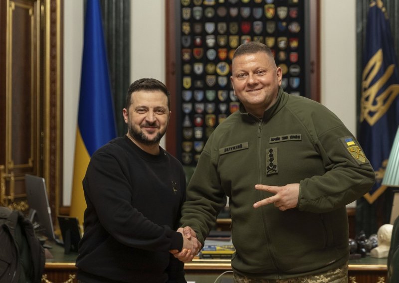 Dan nakon smjene: Zelenski Zalužnom dodijelio najviše odličje 'heroj Ukrajine'