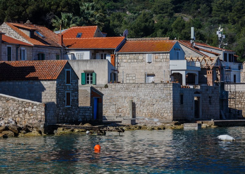 Grad Vis ima najveću sunčanu elektranu u Hrvatskoj. Višak struje zimi šalju Hvaru