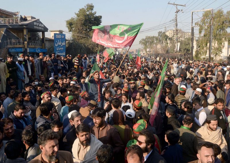 Na izborima u Pakistanu vode kandidati koje podržava zatvoreni bivši premijer Khan