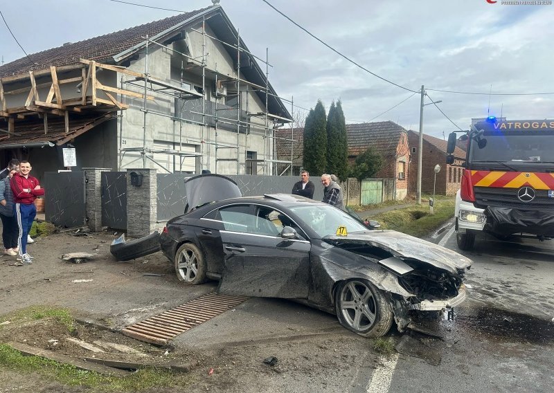Nesreća kod Virja: Mercedesom se zabili u kuću, izvukli ih vatrogasci