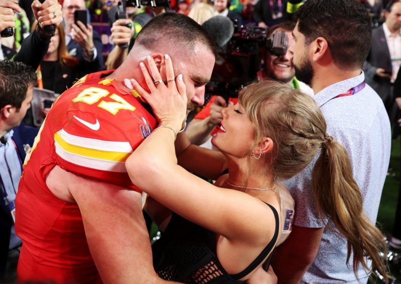 Crno, a tako različito: Travis Kelce i Taylor Swift svojim su outfitima poslali jasne poruke