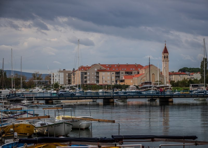 Strava u Omišu: Starica pala s petog kata