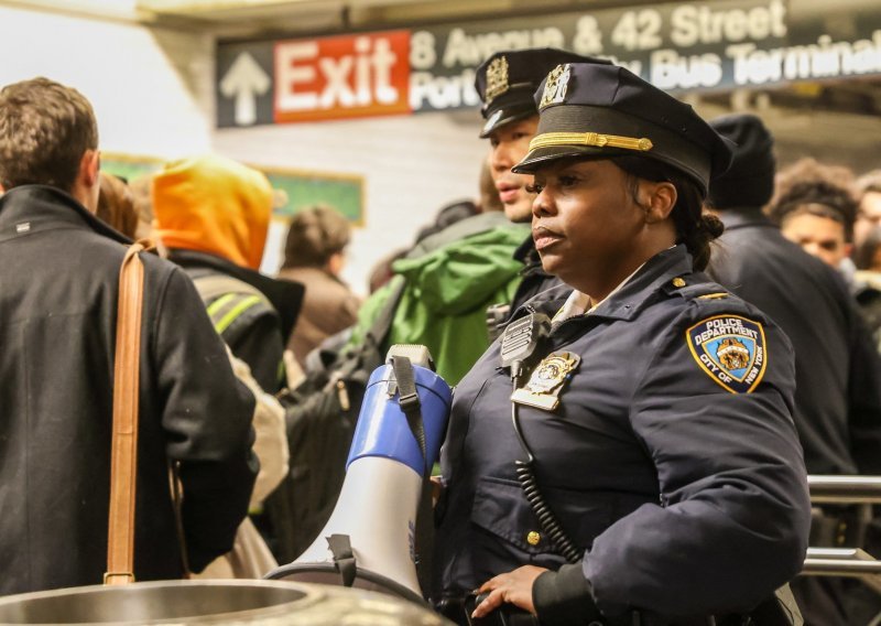 New York: U pucnjavi u metrou stradali putnici na peronu, napadač u bijegu