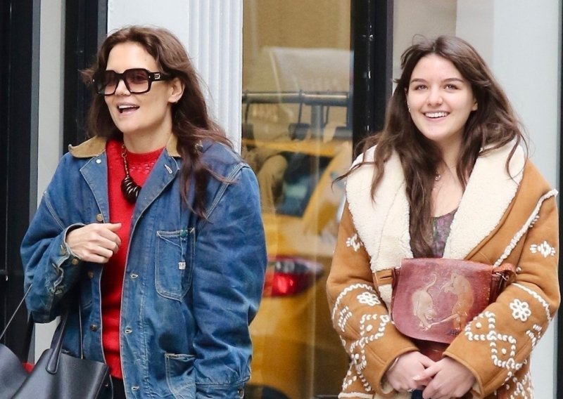 Ni uporni paparazzi nisu pokvarili dobro raspoloženje Katie Holmes i Suri Cruise