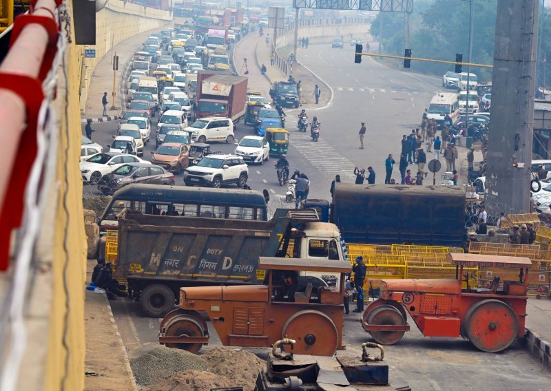 Nezadovoljni seljaci Indije marširaju prema New Delhiju; policija na njih suzavcem