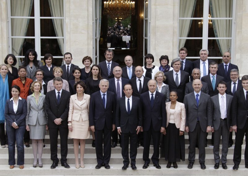 Vlada sebi i Hollandeu smanjila plaće za 30 posto