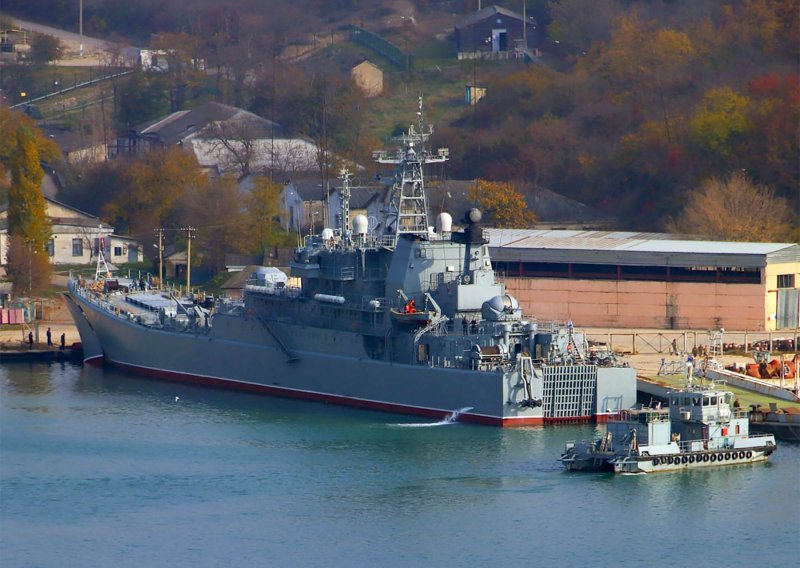 Ukrajina potopila veliki ruski desantni ratni brod u Crnom moru