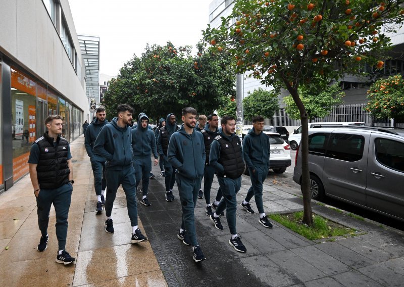 Dinamovi nogometaši izašli iz hotela u šetnju, ali im se naglo pokvarilo raspoloženje