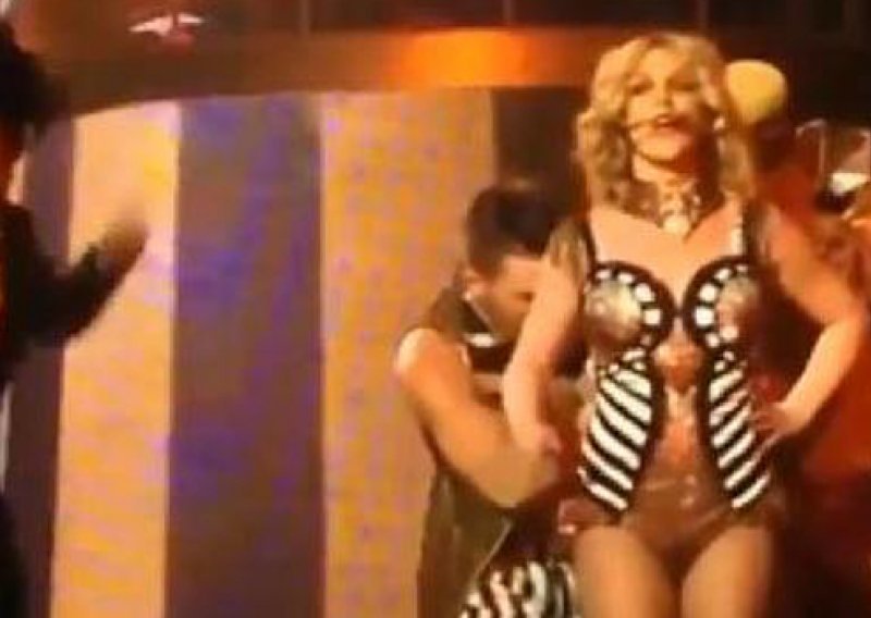 Britney Spears gotovo ostala gola na pozornici