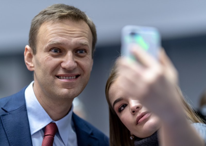 Navaljni dan prije smrti na sudu zbijao šale na račun plaće suca