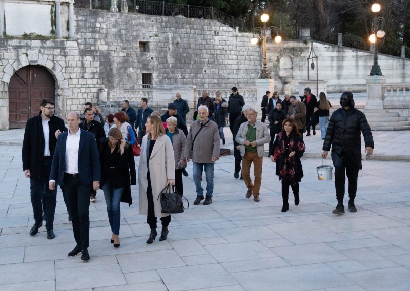 Incident u Zadru: Napadnut SDP-ovac, tekućina se izlila i na Grbina