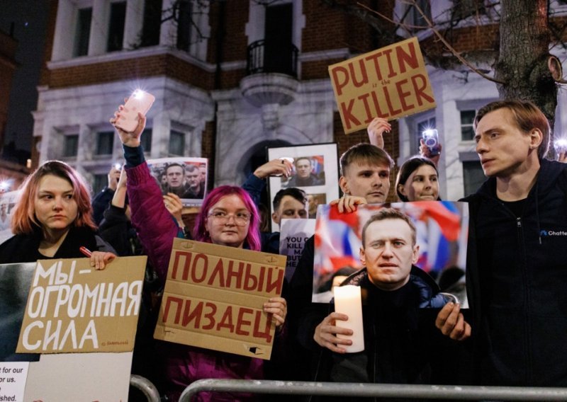 Ljudi se okupljaju diljem Europe kako bi oplakivali Navaljnog i osudili Putina