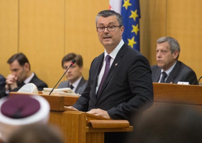 Orešković: Žao mi je što je sabornica bila poluprazna