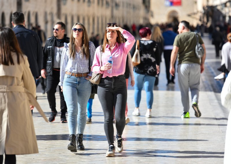Osunčani Stradun, zimsko-proljetne modne kombinacije: Subotnja špica nije mogla bolje proći