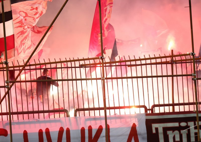 Šokantne scene sa stadiona u Sloveniji i BiH: navijači bacali topovske udare