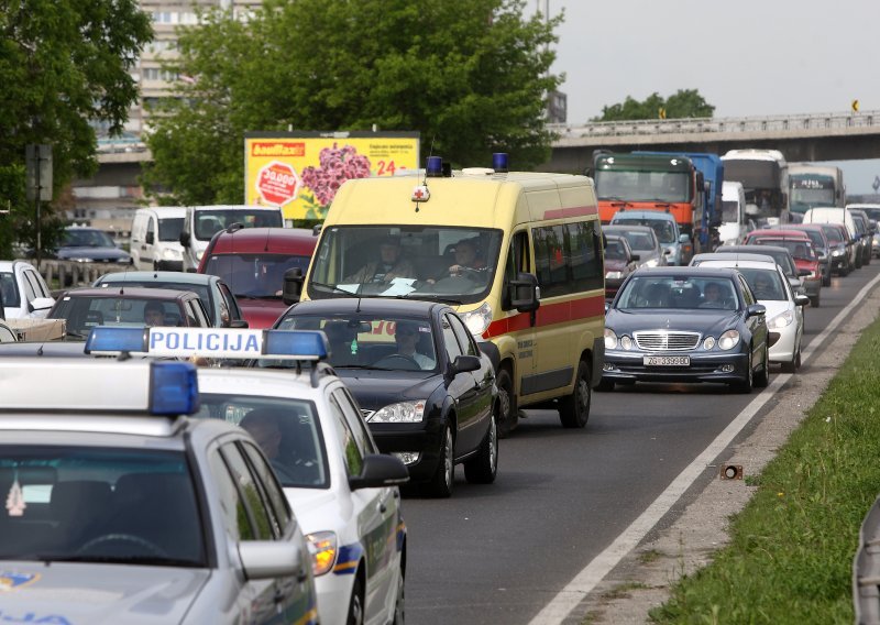 Prometne nesreće usporavaju promet na A4 i A3